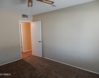 9309 W Glen Oaks Circle - Photo Thumbnail 15