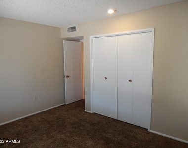 9309 W Glen Oaks Circle - Photo Thumbnail 10