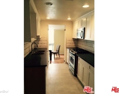 137 S Palm Dr Apt 504 - Photo Thumbnail 3