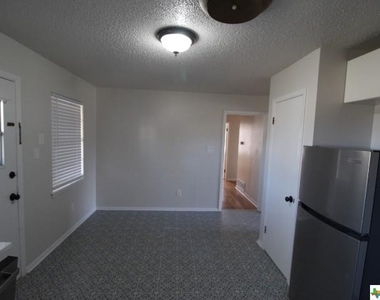 1103 E Robertson Avenue - Photo Thumbnail 5