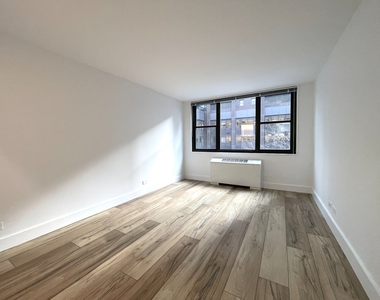 315 West 57th Street - Photo Thumbnail 7