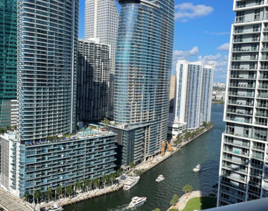 500 Brickell Ave - Photo Thumbnail 1