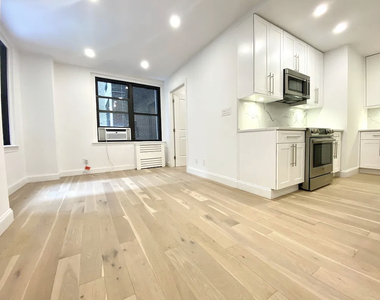 160 East 48th Street - Photo Thumbnail 1