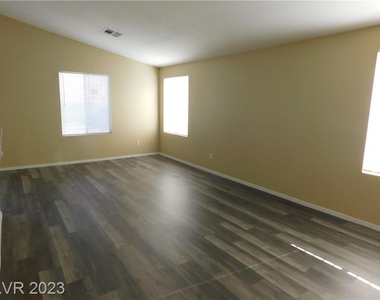 2120 Hazel Croft Way - Photo Thumbnail 4