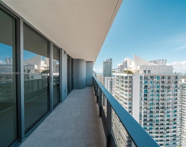 1000 Brickell Plz - Photo Thumbnail 3