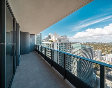 1000 Brickell Plz - Photo Thumbnail 4