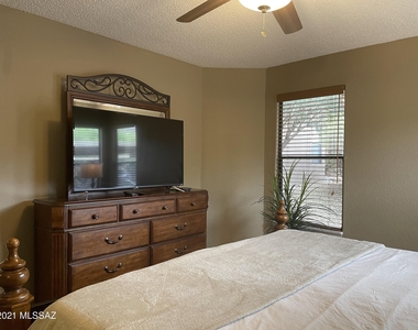 6655 N Canyon Crest Drive - Photo Thumbnail 20