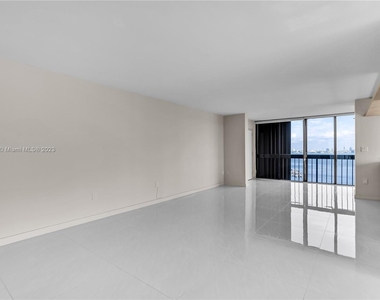 2333 Brickell Ave - Photo Thumbnail 13