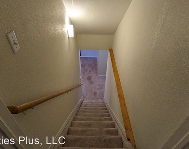 393 Conrad Dr - Photo Thumbnail 13