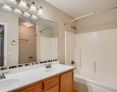 574 W Viola Street W Unit - Photo Thumbnail 9