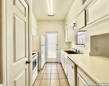 6100 Woodlake Pkwy - Photo Thumbnail 4