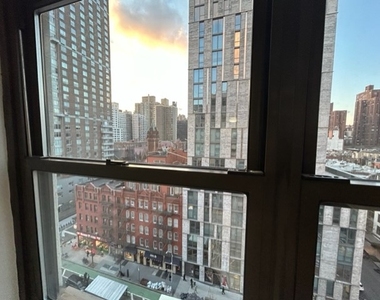 400 East 89th Street - Photo Thumbnail 3