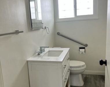 605 N Doheny Dr Apt C - Photo Thumbnail 1