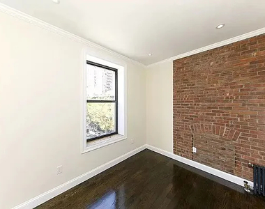 1379 Lexington Avenue - Photo Thumbnail 4