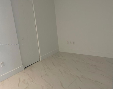 16385 Biscayne Blvd - Photo Thumbnail 13