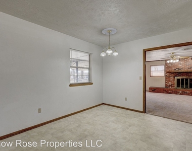 2804 N Rockwell Ave - Photo Thumbnail 2