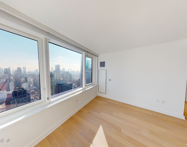 555 West 38th Street - Photo Thumbnail 3