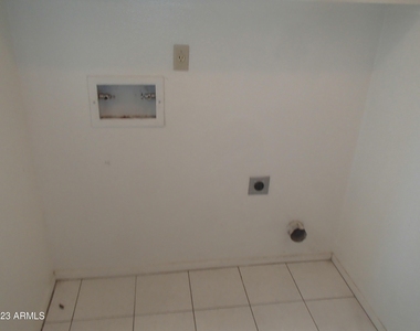 10216 N 46th Drive - Photo Thumbnail 16