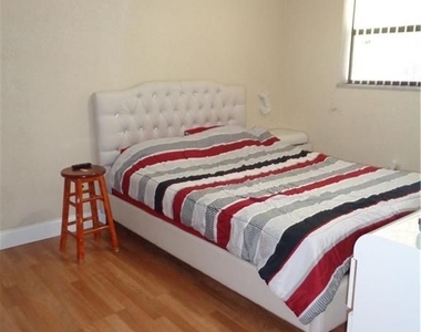 9571 Sunset Strip - Photo Thumbnail 13