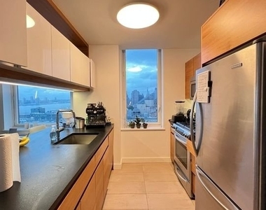 550 West 45 Street - Photo Thumbnail 7