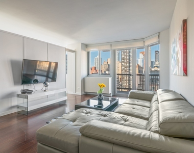 401 East 34th Street - Photo Thumbnail 4