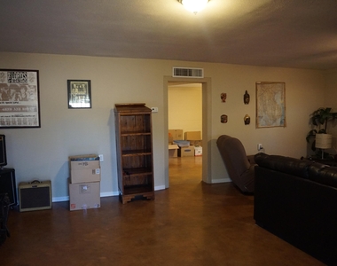 812 S Plumer Avenue - Photo Thumbnail 8