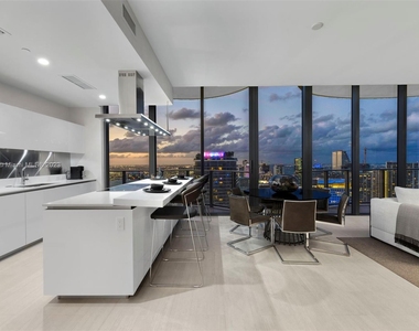 1000 Brickell Plz - Photo Thumbnail 9