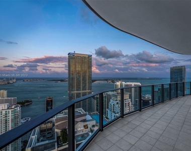 1000 Brickell Plz - Photo Thumbnail 2