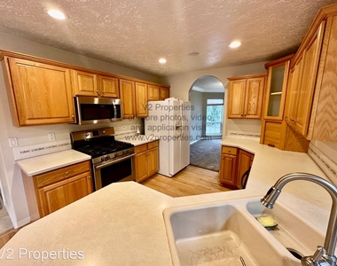 1517 Ne Paloma Ave - Photo Thumbnail 16