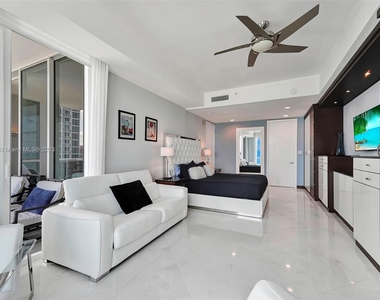 18101 Collins Ave - Photo Thumbnail 10