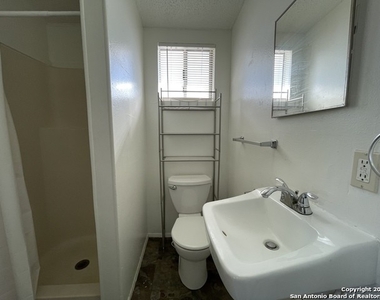 912 W Russell Pl - Photo Thumbnail 7