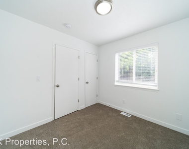 9032 North Berkeley Avenue - Photo Thumbnail 20