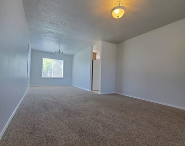 1801 W Camelot Dr - Photo Thumbnail 12