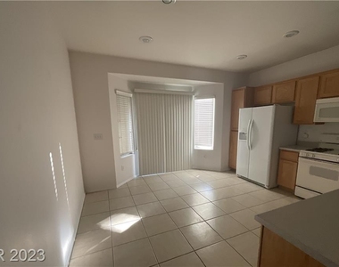 2823 Sapphire Desert Drive - Photo Thumbnail 2