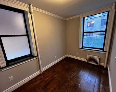 326 East 35th Street - Photo Thumbnail 3