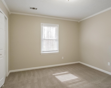 2440 Hillboro Circle - Photo Thumbnail 10