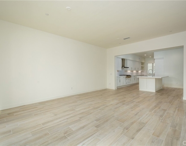 3205 Doheny Way - Photo Thumbnail 9