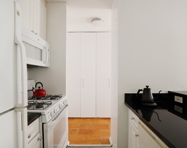 230 West West 55th Street - Photo Thumbnail 2