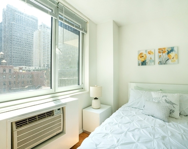 230 West West 55th Street - Photo Thumbnail 4