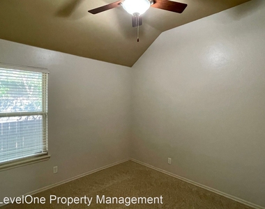 3608 Oakridge Circle - Photo Thumbnail 12