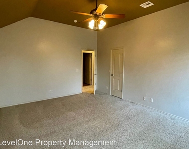 3608 Oakridge Circle - Photo Thumbnail 9