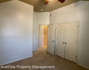 3608 Oakridge Circle - Photo Thumbnail 16