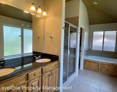 3608 Oakridge Circle - Photo Thumbnail 10