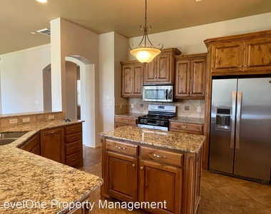 3608 Oakridge Circle - Photo Thumbnail 5