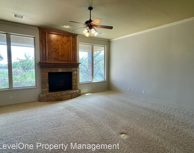 3608 Oakridge Circle - Photo Thumbnail 3