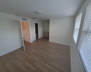 886 Crystal Lake Drive - Photo Thumbnail 12