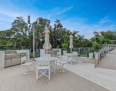 16385 Biscayne Blvd - Photo Thumbnail 37