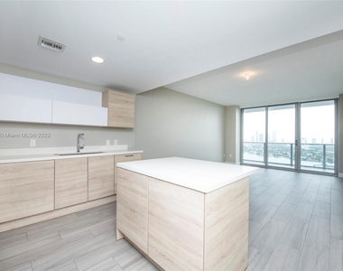 16385 Biscayne Blvd - Photo Thumbnail 3