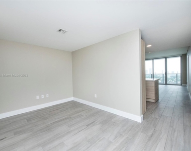 16385 Biscayne Blvd - Photo Thumbnail 2