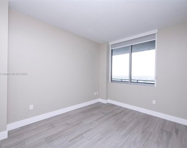 16385 Biscayne Blvd - Photo Thumbnail 17